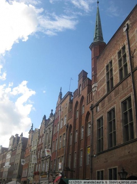 Fachadas Gdansk, Polonia.
Estrellas y alargadas fachadas de la calle central y peatonal de Gdansk.Si bien sus fachadas son estrellas, en su mayoria tienen un fondo de unos 40 metros (cuestión de impuestos)
