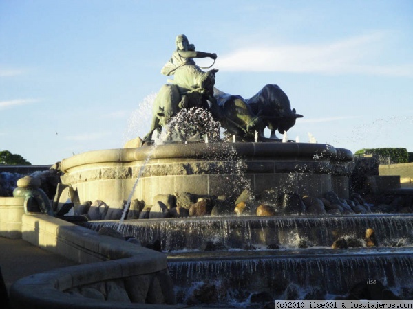 La fuente de Gefión (Copenhague)
Se encuentra en el Churchillparken cerca de Langueline. De acuerdo con la leyenda, el rey sueco Gylfi prometió regalar a Gefión toda la tierra que pudiese arar en una noche. Ella convirtió a sus hijos en bueyes y la superficie arada se convirtió en la isla de Selandia, donde está Copenhague.
