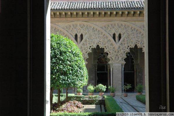 Patio de la Aljafería (Zaragoza)
El Palacio de la Aljafería es la perfecta unión de la arquitectura de varios siglos y culturas. Ahora restaurado es la sede de las Cortes de Aragón.
