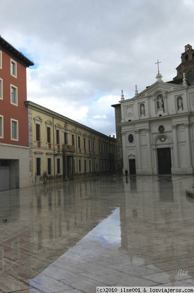 La Seo reflejada (Zaragoza)
Después de una chaparrón invernal, el suelo pulido de la parte de la plaza del Pilar donde se encuentra La Seo parecía un espejo. No pude resistirme a capturar el momento con el gran angular.
