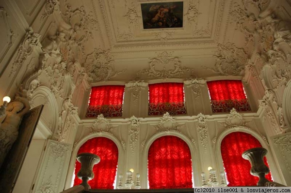 La sala china o de las cortinas rojas.
A la entrada del palacio de Catalina se encuentra lo que se llamó Sala China o de las Cortinas Rojas, puesto que las que se ven son las originales.
