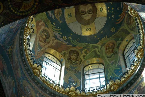 Cúpula de San Salvador sobre la sangre derramada (San Petersburgo)
El mosaico que recubre todo el interior de esta iglesia provoca aturdimiento. No se sabe a dónde mirar, ni a dónde apuntar con la cámara. A mí me gustó esa cúpula.
