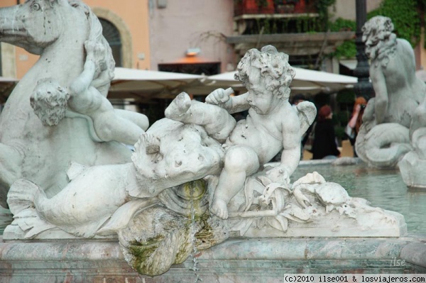 Un ángel de la Fontana.
En la Fontana del Nettuno hay varios ángeles, pero a mí me hizo gracia este por la posición impúdica casi hasta irreverente.
