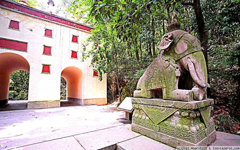 Foro de Hangzhou: Elefante en el patio del Jardin de la Pagoda de as Seis Armonías