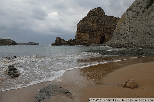 Playa de Portio
La Playa de Portio es una hermosa playa situada en Liencres - Piélagos - Cantabria, en un lugar de suma belleza y muy cerca del Parque Natural de las Dunas de Liencres y de la ciudad de Santander.
