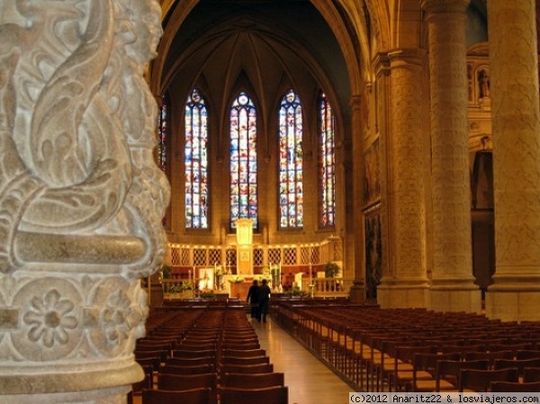 Interior de la Catedral de Santa María de Luxemburgo
Es una catedral católica luxemburguesa, que, al ser la catedral de la Arquidiócesis de Luxemburgo, constituye la principal iglesia de ese país.
Su primera piedra fue colocada en 1613, y originalmente era una iglesia perteneciente a los jesuitas.

