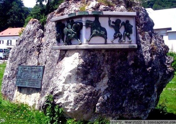 Monumento conmemorativo de la Batalla de Roncesvalles
Monumento conmemorativo de la Batalla de Roncesvalles en el 778, en la que lo más selecto del ejército franco de Carlomagno fue derrotado a su regreso de la fallida campaña para tomar Zaragoza.
