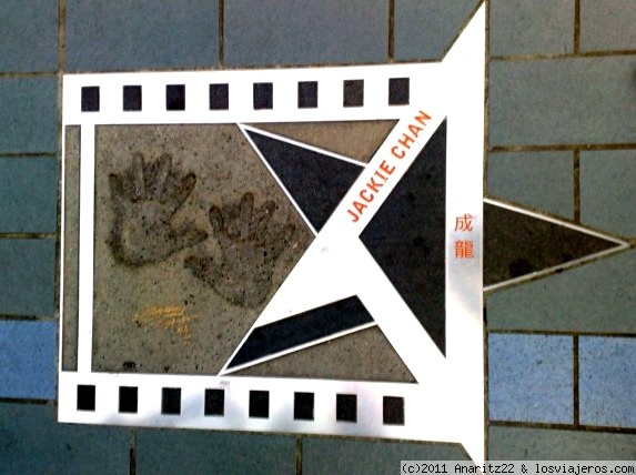 Estrella de Jackie Chan en la Avenida de las Estrellas
Al muy puro estilo del Paseo de la Fama de Hollywood, en China se localiza la popular Avenida de las Estrellas, ubicado en el Puerto Victoria en Tsim Sha Tsui, Hong Kong, siendo uno de los lugares urbanos más visitados por los turistas.
