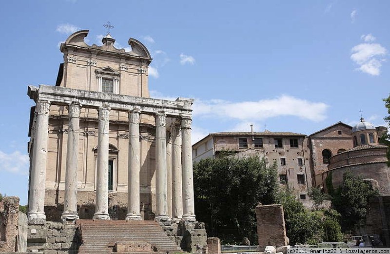 Forum of Emilia Romaña: Vista general del Templo de Antonino y Faustina