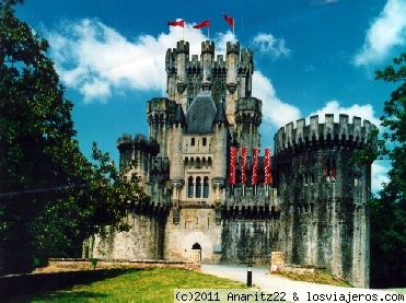 Castillo de Butron - Mercado Medieval
El castillo de Butrón, es un edificio de origen medieval, ubicado en el término municipal de Gatica, en la provincia de Vizcaya.Tomando como base los cimientos y parte de las torres cilíndricas, se erigió el resto según el gusto germánico, con gran dosis de fantasía.
