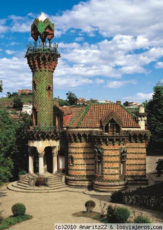 El Capricho de Gaudi (Comillas)
El Capricho de Gaudí - Casa veraniega encargada por Máximo Díaz de Quijano (pariente del Marqués de Comillas) y construida según planos de Gaudí. Declarada monumento histórico-artístico en 1969, en la actualidad es de propiedad privada y su interior se ha convertido en un restaurante.
