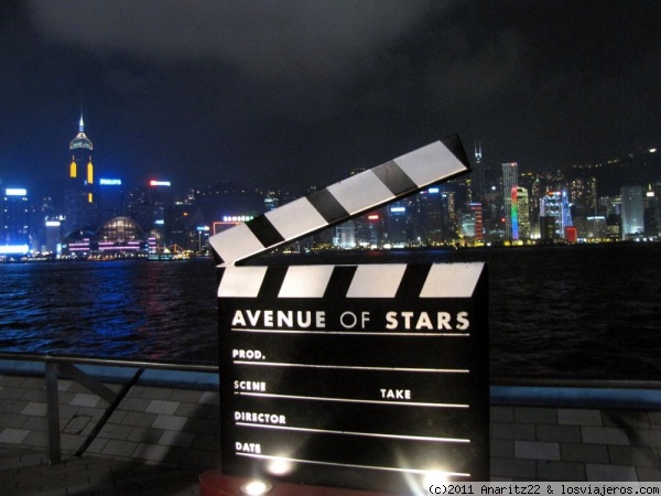 Cartel en la Avenida de las Estrellas
Al muy puro estilo del Paseo de la Fama de Hollywood, en China se localiza la popular Avenida de las Estrellas, ubicado en el Puerto Victoria en Tsim Sha Tsui, Hong Kong, siendo uno de los lugares urbanos más visitados por los turistas.
