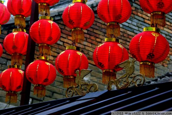 Farolillos rojos
Este tipo de linternas están presentes en todas las festividades chinas por la importancia del color rojo. Las cuelgan en las puertas, en la calle y en todos los lugares que puedan para demostrar su predisposición festiva.
