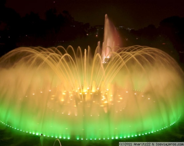 La fuente de Montjuic
La inauguración de la fuente mágica de Montjuic tuvo lugar el 19 de mayo de 1929, durante la Exposición Internacional de Barcelona. El diseñador Carles Buigas envió los planos un año antes de la exposición y muchos pensaron que el proyecto era demasiado ambicioso.
