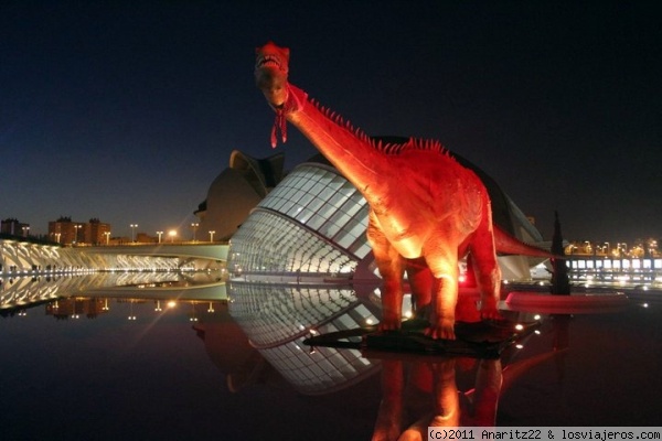 Dinosaurio en la Ciudad de las Artes y las Ciencias
La Ciudad de las Artes y las Ciencias fue diseñada por Santiago Calatrava y Félix Candela al final del viejo cauce del río Turia.
