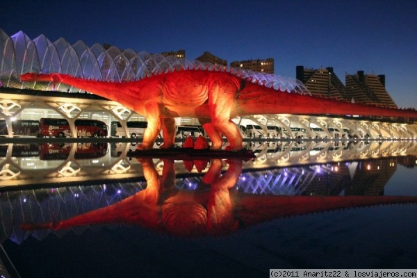 Dinosaur in front of the City of Arts and Sciences - Global