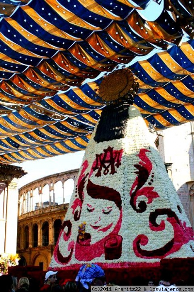 La Ofrenda de Flores de Valencia del 2011
La imagen de la Virgen de los Desamparados mide 15 metros de altura y destaca por su belleza y por su construccion que en la primera jornada vestia su manto mostrando la creatividad de su artista.

