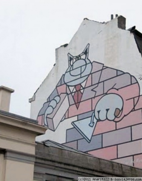 Mural Geluck - Le Chat
La burlona autoironía de Geluck, el autor, representando al gato en el papel de Skieven Architect, insulto típico de Les Marolles desde que el arquitecto Poelaert construyera el gran Palacio de Justicia que preside este barrio popular.
