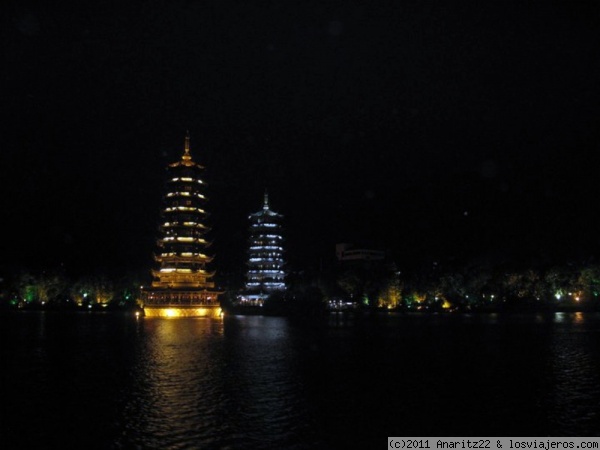 Pagodas iluminadas en el lago Shan Hu
En el Lago Shan Hu se encuentran dos edificios que se han convertido en la imagen característica de la ciudad de Guilin: las pagodas de estilo budista del Sol y la Luna. La pagoda de color dorado es conocida como la Pagoda del Sol; y la de color plateado, es la Pagoda de la Luna.
