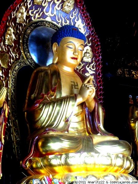 Buda en la Gran Pagoda de la Oca Salvaje
Se encuentra ubicada al sur de la ciudad de china en la República Popular China. Fue construida durante la dinastía Tang en el año 648. El propósito de su construcción fue el de albergar una serie de escritos budistas que trajo consigo el monje Xuanzang después de un después de un viaje a la India.
