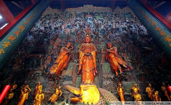 Salón de la Magnificencia en el Templo del Alma Escondida
El Templo del Alma Escondida es uno de los templos más importantes del sur de China, y uno de los que ofrece al visitante más atracciones. Antes de llegar a los pabellones propiamente dichos, se encuentra 