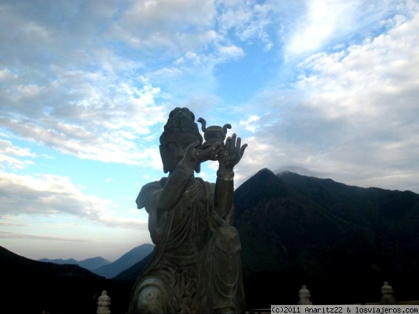 Estatua dando ofrenda en la Isla de lantau
La isla de Lantau, la más grande de Hong Kong, se halla el Templo del Monasterio de Po Lin, donde se encuentra una famosa y gigantesca estatua en bronce de Buda, de 26 metros de altura.
