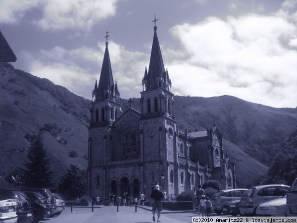 El Santuario de Covadonga -blanco y negro
Hay una basilica y una cueva.
