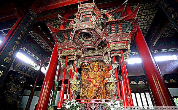 Lampara y Buda en el Templo del Alma Escondida
El Templo del Alma Escondida es uno de los templos más importantes del sur de China, y uno de los que ofrece al visitante más atracciones. Antes de llegar a los pabellones propiamente dichos, se encuentra 