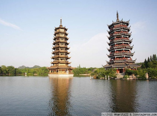 Pagodas dorada y plateada del Sol y la Luna en el Lago Shan Hu
En el Lago Shan Hu se encuentran dos edificios que se han convertido en la imagen característica de la ciudad de Guilin: las pagodas de estilo budista del Sol y la Luna. La pagoda de color dorado es conocida como la Pagoda del Sol; y la de color plateado, es la Pagoda de la Luna.

