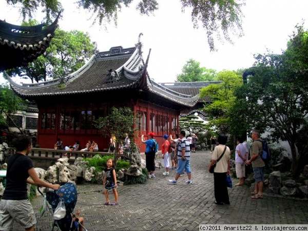 Paseando por el interior del Jardín Yuyuan
El Jardín Yuyuan de la ciudad de Shanghái es uno de los jardines más famosos de la República Popular China. Está situado en la zona norte de la ciudad, cerca de la antigua muralla.
