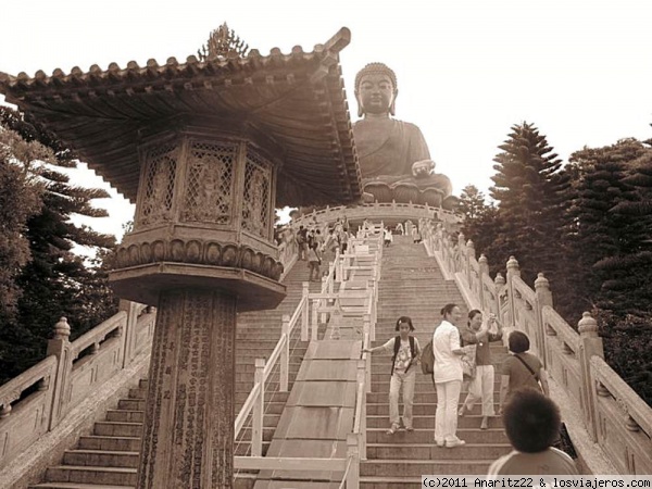 Subiendo las escaleras de acceso hacia el buda
La isla de Lantau, la más grande de Hong Kong, se halla el Templo del Monasterio de Po Lin, donde se encuentra una famosa y gigantesca estatua en bronce de Buda, de 26 metros de altura.
