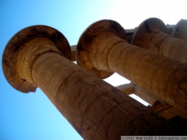 Columnas hacia el cielo en el templo de Luxor
El templo de Luxor, situado en el corazón de la antigua Tebas, fue construido esencialmente bajo las dinastías XVIII y XIX egipcias. Estaba consagrado al dios Amón bajo sus dos aspectos de Amón-Ra. Las partes más antiguas actualmente visibles remontan a Amenofis III y a Ramsés II.
