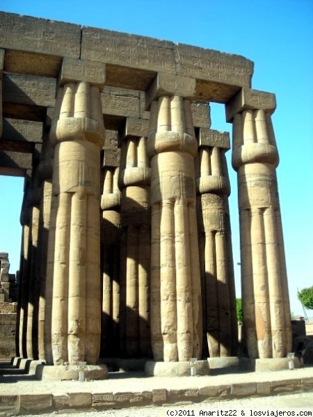 Lateral de columnas en el templo de Luxor
El templo de Luxor, situado en el corazón de la antigua Tebas, fue construido esencialmente bajo las dinastías XVIII y XIX egipcias. Estaba consagrado al dios Amón bajo sus dos aspectos de Amón-Ra. Las partes más antiguas actualmente visibles remontan a Amenofis III y a Ramsés II.
