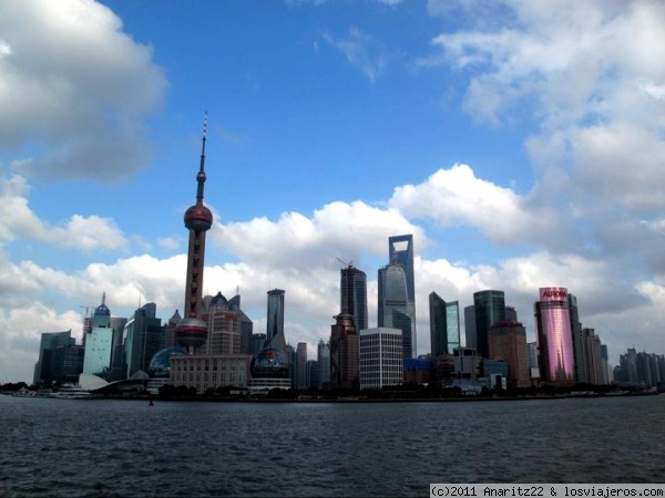 El Bund en Shanghai
El Bund es uno de los símbolos más reconocibles de Shanghai. Sus vistas sobre los rascacielos de la zona de Pudong son las que componen las típicas postales de la ciudad.Está pegado al río Hungpu, que divide la ciudad en dos partes, y un flujo constante de chinos y turistas que se entremezclan.
