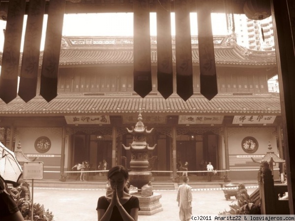Oración en el Templo del Buda de Jade
El Templo del Buda de Jade es un templo budista de la ciudad de Shanghái en la República Popular China. El templo original fue construido en el año 1882 y contiene dos estatuas de Buda realizadas en jade.
