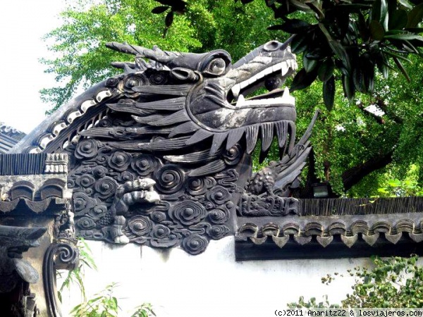 Dragón en una de las murallas del Jardin Yuyuan
El Jardín Yuyuan de la ciudad de Shanghái es uno de los jardines más famosos de la República Popular China. Está situado en la zona norte de la ciudad, cerca de la antigua muralla.

