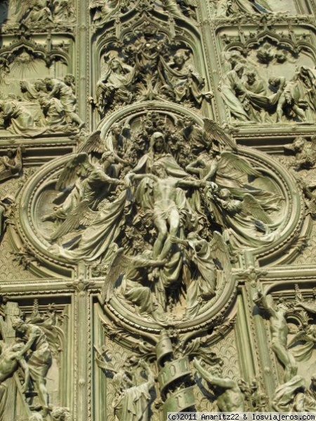 Relieve dibujado en la puerta del Duomo
Emplazada en la ciudad italiana de Milán. Tiene 157 metros de largo y puede albergar 40.000 personas en su interior. Las ventanas mayores del coro tienen la reputación de ser las mayores del mundo.
