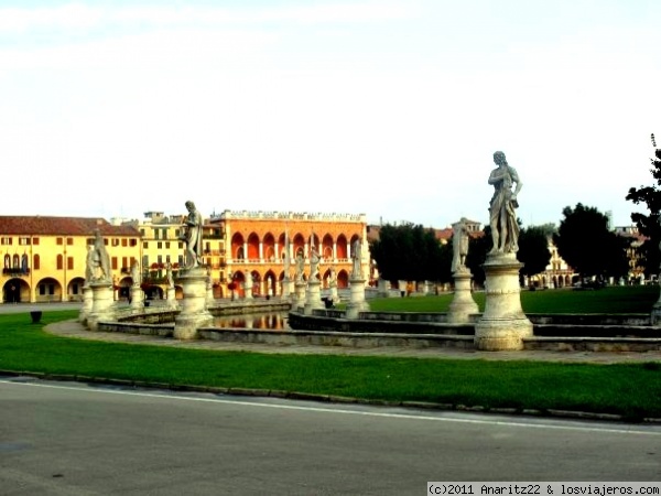 Prato della Valle -Plaza
Es la plaza italiana más grande, originalmente era un teatro romano que fue reestructurado en 1775 cuando adquirió su aspecto actual, impresionan las 78 estatuas de hombres ilustres que la rodean.
