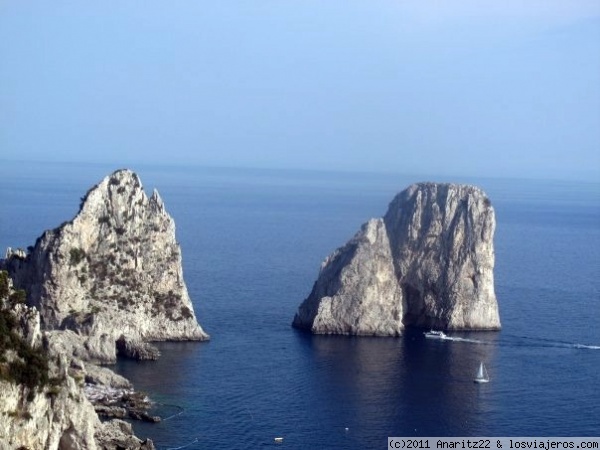 Farallon en Capri
La fuerza erosiva del mar ha separado en dos formaciones lo que en el pasado constituía un mismo elemento geológico.
