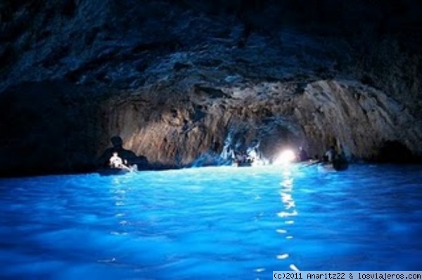 La gruta Azul de la isla de Capri
La isla de Capri además de ser una de las islas más glamurosas del Mediterraneo, tiene lugares recónditos donde es obligatoria su visita. La gruta azul, es una cavidad en la costa de la isla de Capri, de unos 50 metros de largo y unos cuantos de alto, pero de mucha profundidad.
