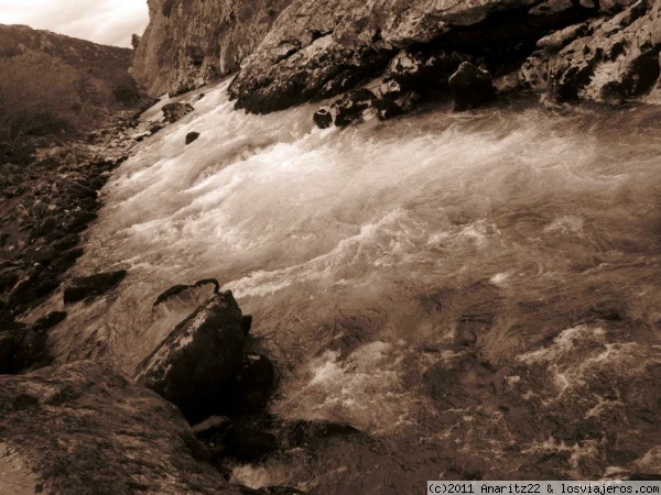 Ruta del Cares
Entre Caín y Poncebos, la senda de la Ruta del Cares atraviesa el desfiladero que sigue el río en una de las rutas de senderismo de montaña más alucinantes que se pueden hacer por Europa.Un trayecto de más de 11 kilómetros de distancia entre el pueblo de Caín, en León y Poncebos en Cabrales.
