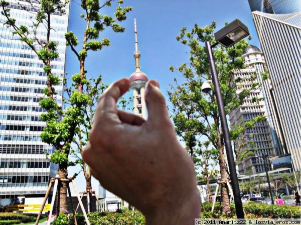 Pellizcando a la Torre de la Perla Oriental(Oriental Pearl Tower)
La torre tiene tres niveles con miradores. El mirador más alto está situado a 350 metros y recibe el nombre de “Módulo Espacial”. Existe otro mirador a 263 metros y el último, conocido como “Ciudad del espacio”, está a 90 metros. La torre cuenta también con un restaurante giratorio a 267 metros.
