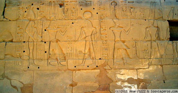 Grabados en el Templo de Luxor
El templo de Luxor, situado en el corazón de la antigua Tebas, fue construido esencialmente bajo las dinastías XVIII y XIX egipcias. Estaba consagrado al dios Amón bajo sus dos aspectos de Amón-Ra. Las partes más antiguas actualmente visibles remontan a Amenofis III y a Ramsés II.
