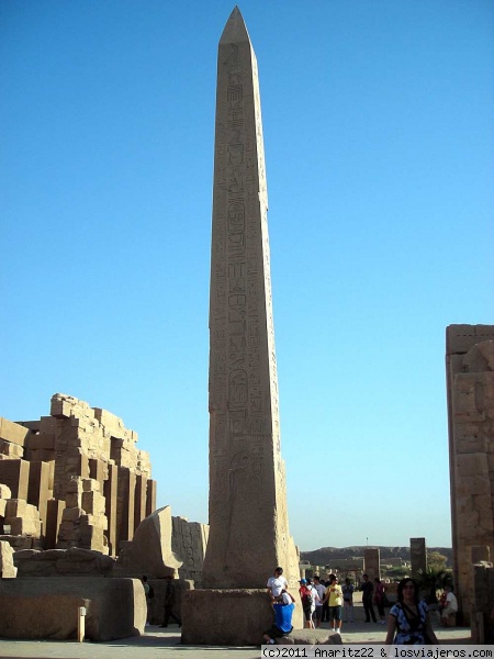 Obelisco en el Templo de Luxor
El templo de Luxor, situado en el corazón de la antigua Tebas, fue construido esencialmente bajo las dinastías XVIII y XIX egipcias. Estaba consagrado al dios Amón bajo sus dos aspectos de Amón-Ra. Las partes más antiguas actualmente visibles remontan a Amenofis III y a Ramsés II.
