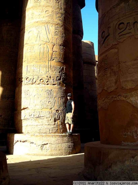 Columnas gigantes
El templo de Luxor, situado en el corazón de la antigua Tebas, fue construido esencialmente bajo las dinastías XVIII y XIX egipcias. Estaba consagrado al dios Amón bajo sus dos aspectos de Amón-Ra. Las partes más antiguas actualmente visibles remontan a Amenofis III y a Ramsés II.
