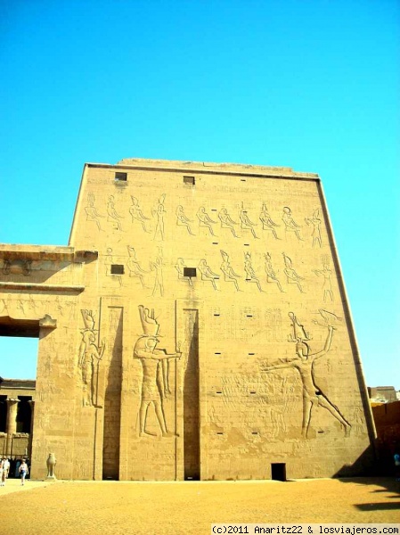 Pilono derecho en el templo de Edfu
Es el templo mejor conservado de Egipto y el más importante después del de Karnak. Mide 137 metros de longitud por 79 de ancho y 36 de altura, y representa la típica construcción de los templos con el pilono, el patio, 2 salas hipóstilas, una cámara de ofrendas, la sala central y el santuario.
