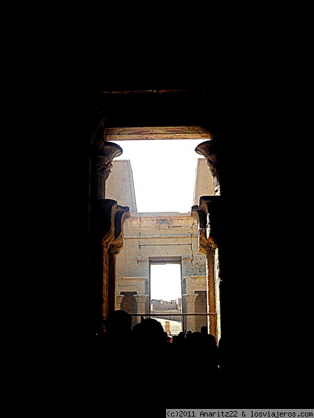 Una vista hacia el exterior en el Templo de Edfu
Es el templo mejor conservado de Egipto y el más importante después del de Karnak. Mide 137 metros de longitud por 79 de ancho y 36 de altura, y representa la típica construcción de los templos con el pilono, el patio, 2 salas hipóstilas, una cámara de ofrendas, la sala central y el santuario.
