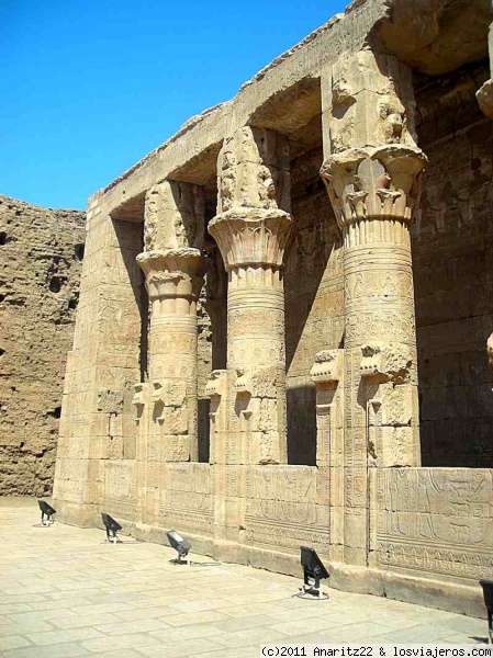 Patio con columnas en el Templo de Edfu
Es el templo mejor conservado de Egipto y el más importante después del de Karnak. Mide 137 metros de longitud por 79 de ancho y 36 de altura, y representa la típica construcción de los templos con el pilono, el patio, 2 salas hipóstilas, una cámara de ofrendas, la sala central y el santuario.
