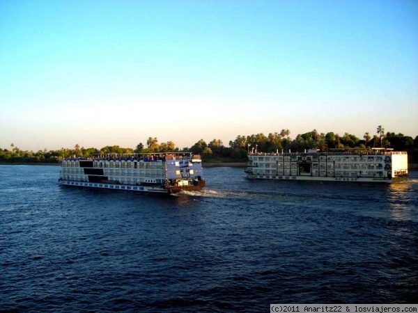 Adelantando por el Nilo
Tipicas motonaves que hacen los cruceros por el Nilo en Egipto.
