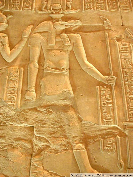 Sobek en el templo de Kom Ombo
Templo de Kom Ombo dedicado a los dioses Sobek, con cabeza de cocodrilo, y Horus, con cabeza de halcón. En este templo se destaca sobre todo el relieve de los instrumentos medicinales.
